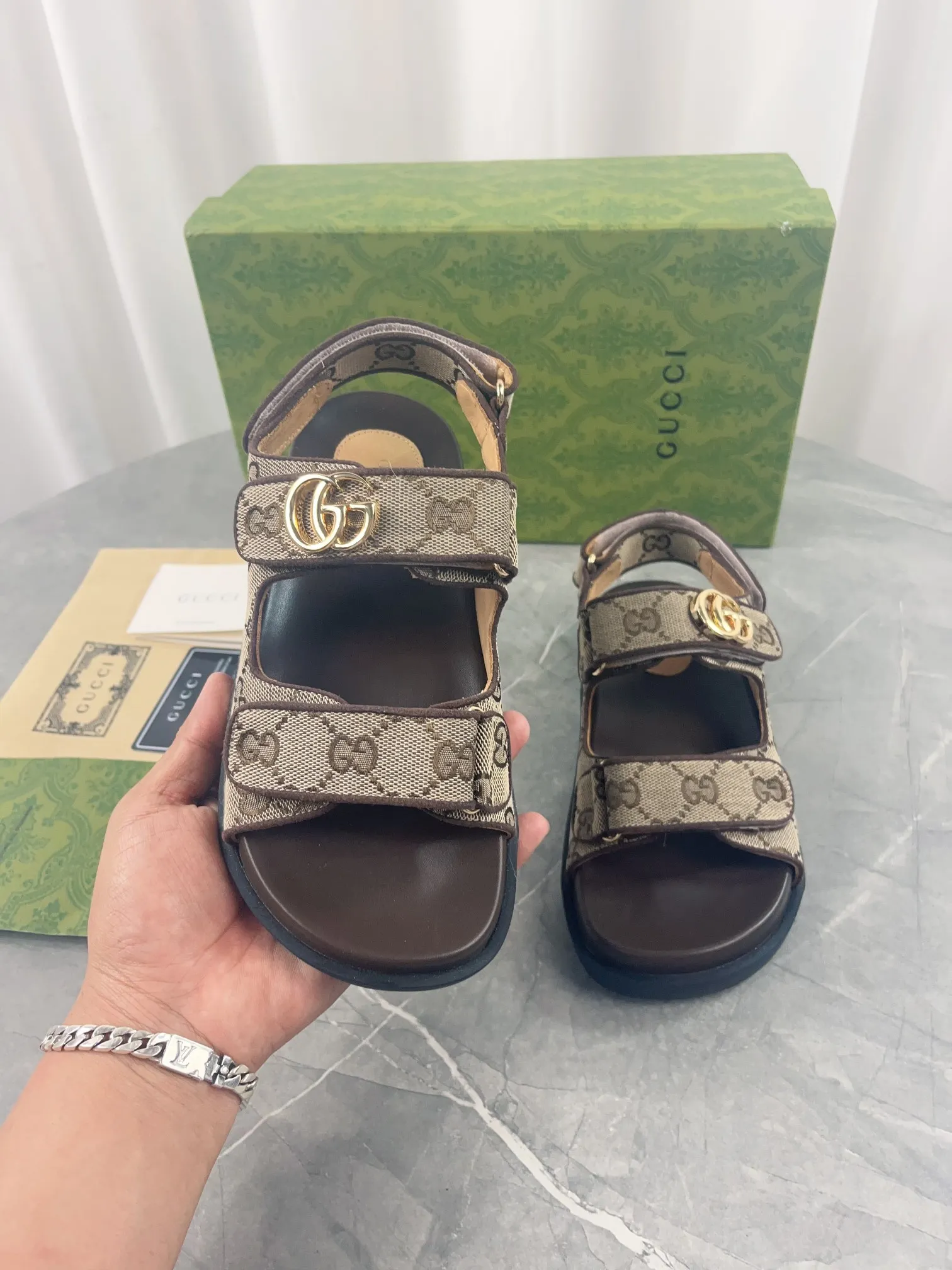 👟👟Ex-factory price 520👟👟 2024 Gucci presbyopic fabric sandals, Gucci special presbyopic canvas fabric with double G metal buckle, fabric: double G presbyopic/imported cowhide, lining: cow lining, outsole: rubber outsole, size: 35-42